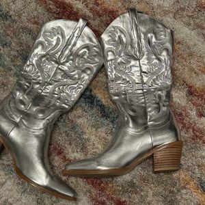 Silver cowboy/cowgirl boots size 8